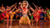 Scène de danse avec Simba adulte au centre.